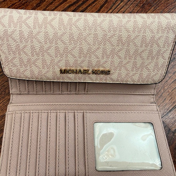 Michael Kors Baby Pink Wallet with Gold Logo - Picture 2 of 4